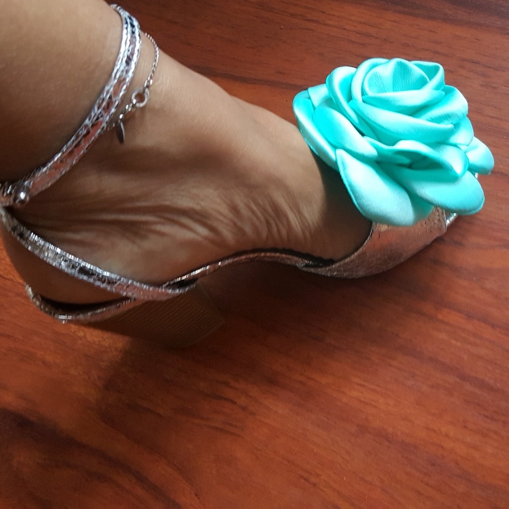 Stunning Silver Crackled Sandal🌺Large Flower